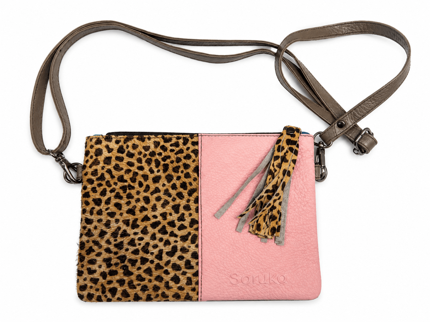 Handtasche und Clutch MIRANDA von Soruka. Ledertasche aus Lederresten gefertigt zur Hälfte in Rosa Glattleder und zur anderen Hälfte aus Kuhfell in Leo Optik. Mit Tragegurt udn Quaste am Reißverschluss.