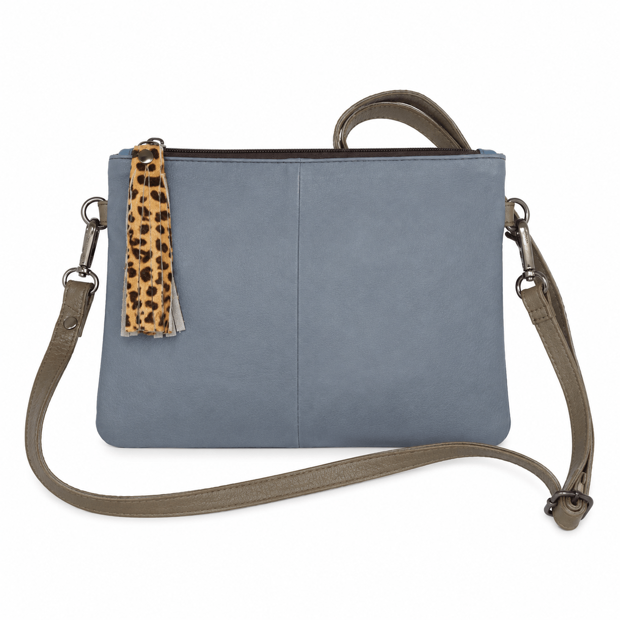 Handtasche und Clutch MIRANDA von Soruka. Ledertasche aus Lederresten gefertigt zur Hälfte in Rosa Glattleder und zur anderen Hälfte aus Kuhfell in Leo Optik. Mit Tragegurt udn Quaste am Reißverschluss. Rückansicht.