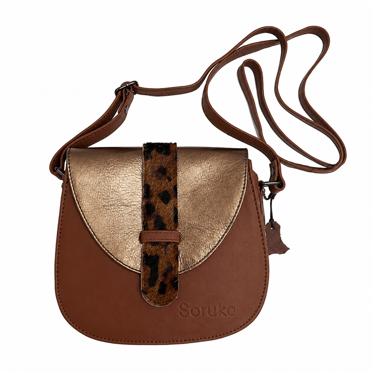 braune Umhängetasche von Soruka aus Lederresten. Kleine Ledertasche in Braun mit einer Klappe in Kupfer Metallic mit Magnetverschluss und einem Detail-Streifen aus Kuhfell in Animal Optic.