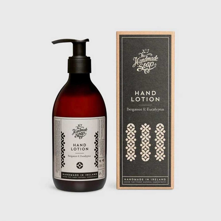 Vegane und nachhaltige Handlotion von The Handmade Company mit den Duftnoten Bergamotte und Eukalyptus. 300ml Verpackungsinhalt.