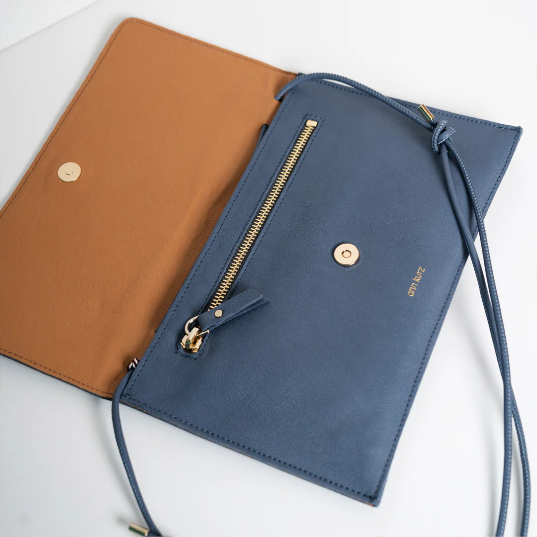 Dünne Clutch von AnnKurz in Blau