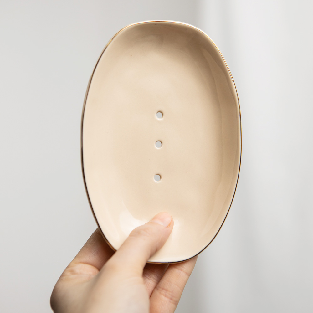 ovale Seifenschale Classic aus Keramik in Beige mit zart goldenem Rand von Tranquillo
