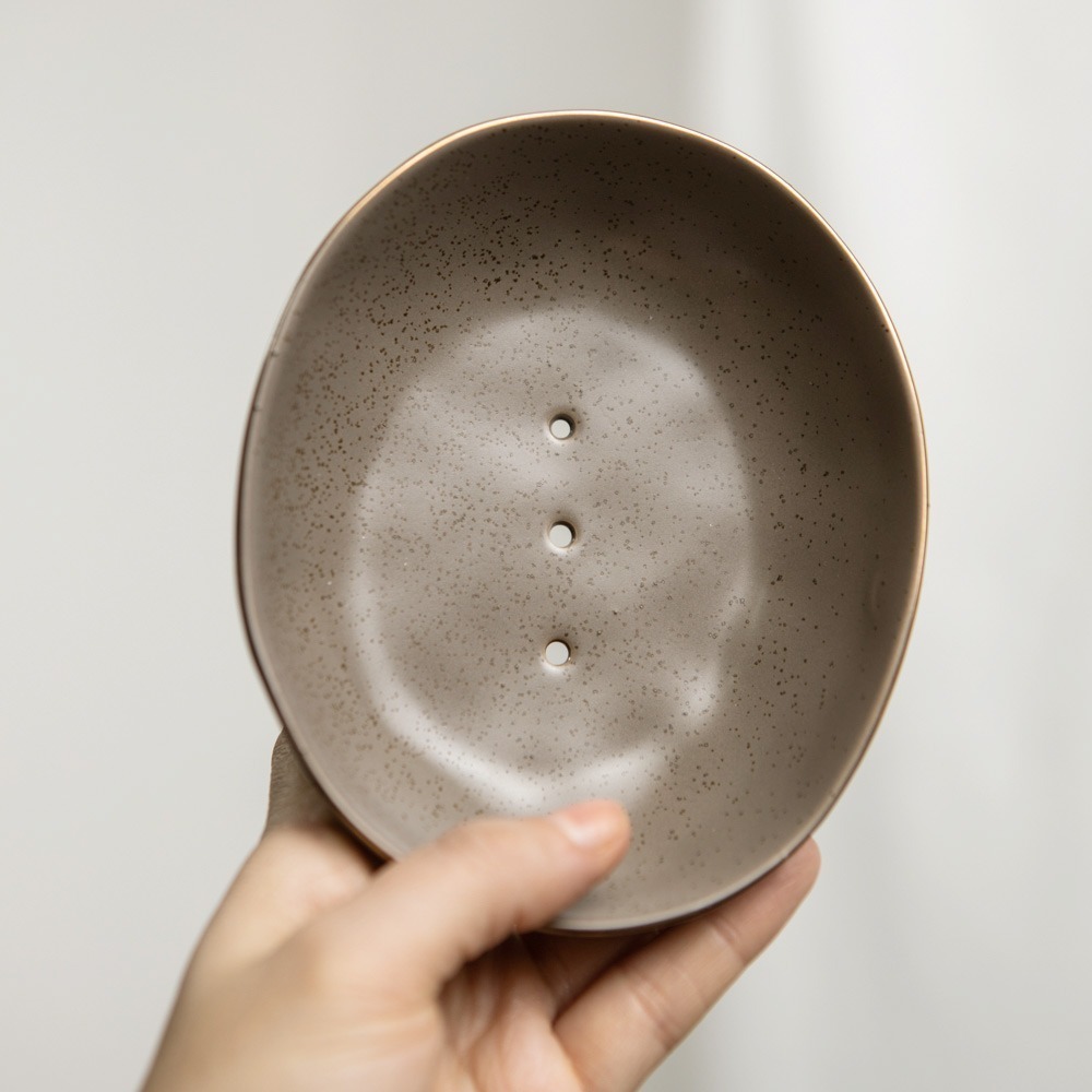 ovale Seifenschale Classic aus Keramik in braun mit zart goldenem Rand von Tranquillo