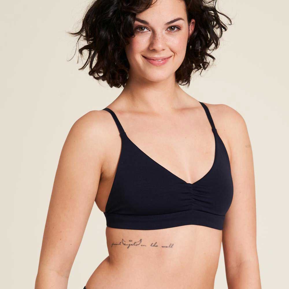 Geschmeidiger sportlicher TENCEL™ Bralette in Dunkelblau von Tranquillo mit Raffung vorn.