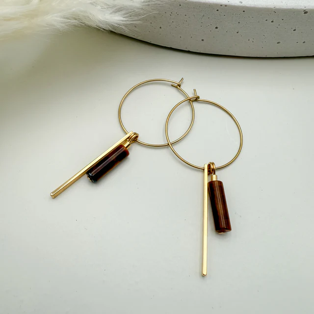 Stilvolle Creolen Lya mit Tigerauge Edelstein Anhänger, sowie vergoldeter Edelstahl Creole und Goldstab Messing vergoldet von Vagabundobjects.