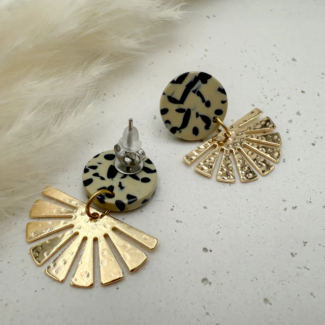 Stilvolle Ohrstecker Sol mit Kopfteil aus Acetat oder Polymer Clay und Anhänger aus vergoldetem Messing von Vagabundobjects.