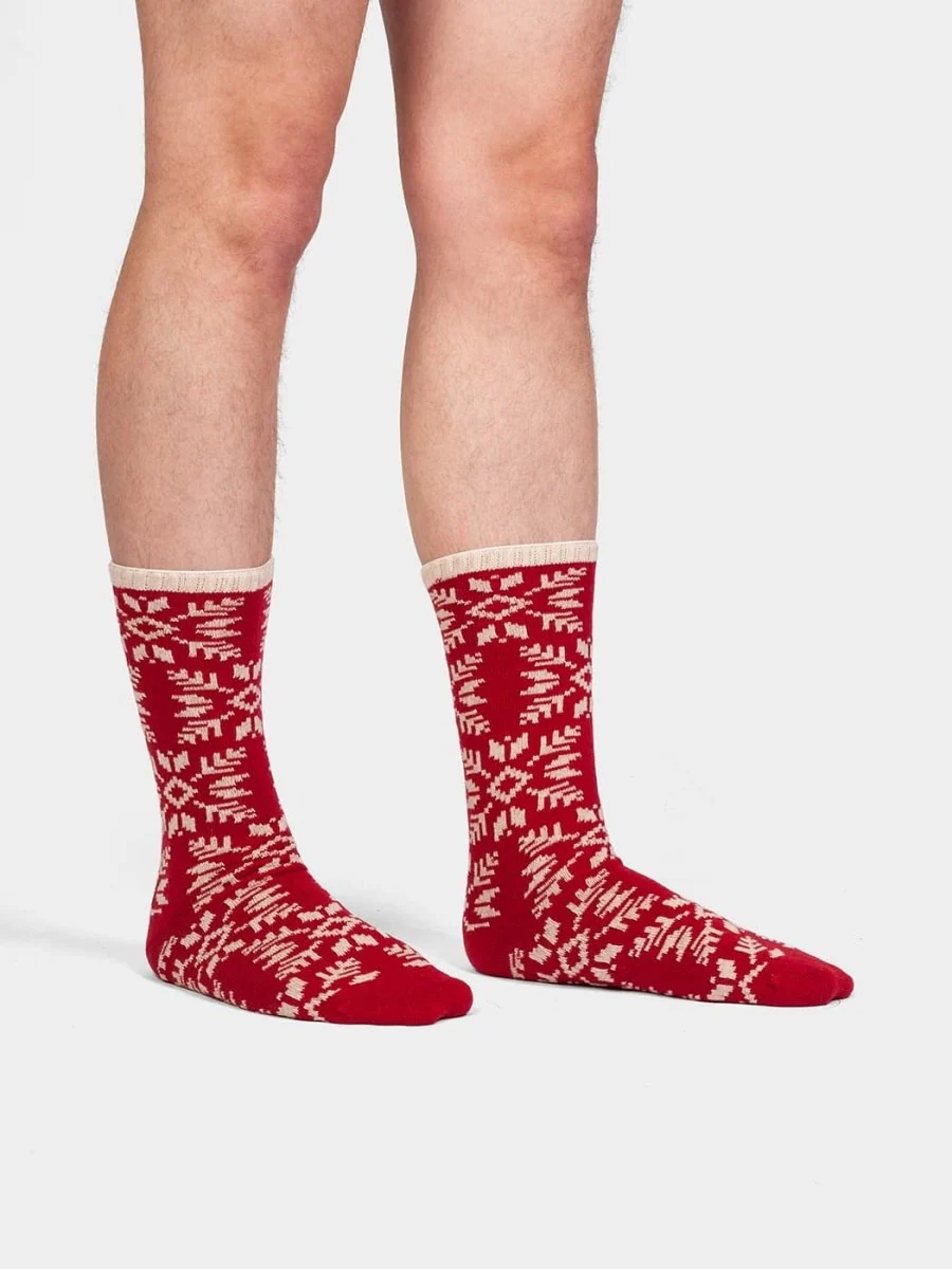 DillySocks Cozy Aino Wollsocken mit rotem Wintermuster, wadenhohem Schaft und Komfortbündchen, aus Wolle, Viskose und Kaschmir.